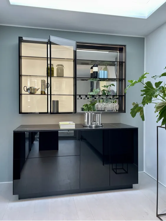 Zwart hoogglans dressoir met zwart omlijste vitrinekast in de studio